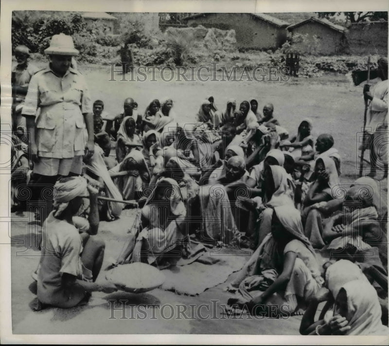 Load image into Gallery viewer, 1952 Press Photo Indians wait for free grain that the Government is distributing
