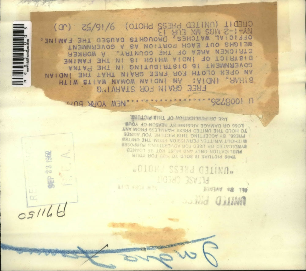 1952 Press Photo Indians wait for free grain that the Government is distributing