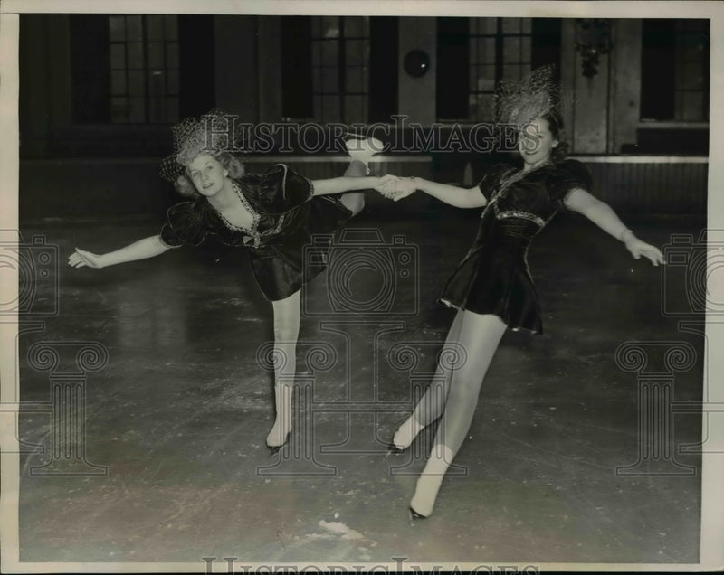 Load image into Gallery viewer, 1940 Press Photo Phebe Tucker and Nancy Beadelston of Skating Club of New York

