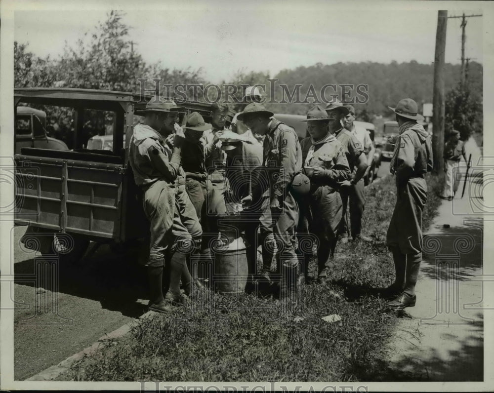 1934 Press Photo Boy Scouts eat lunch, search for missing toddler Robert Connor