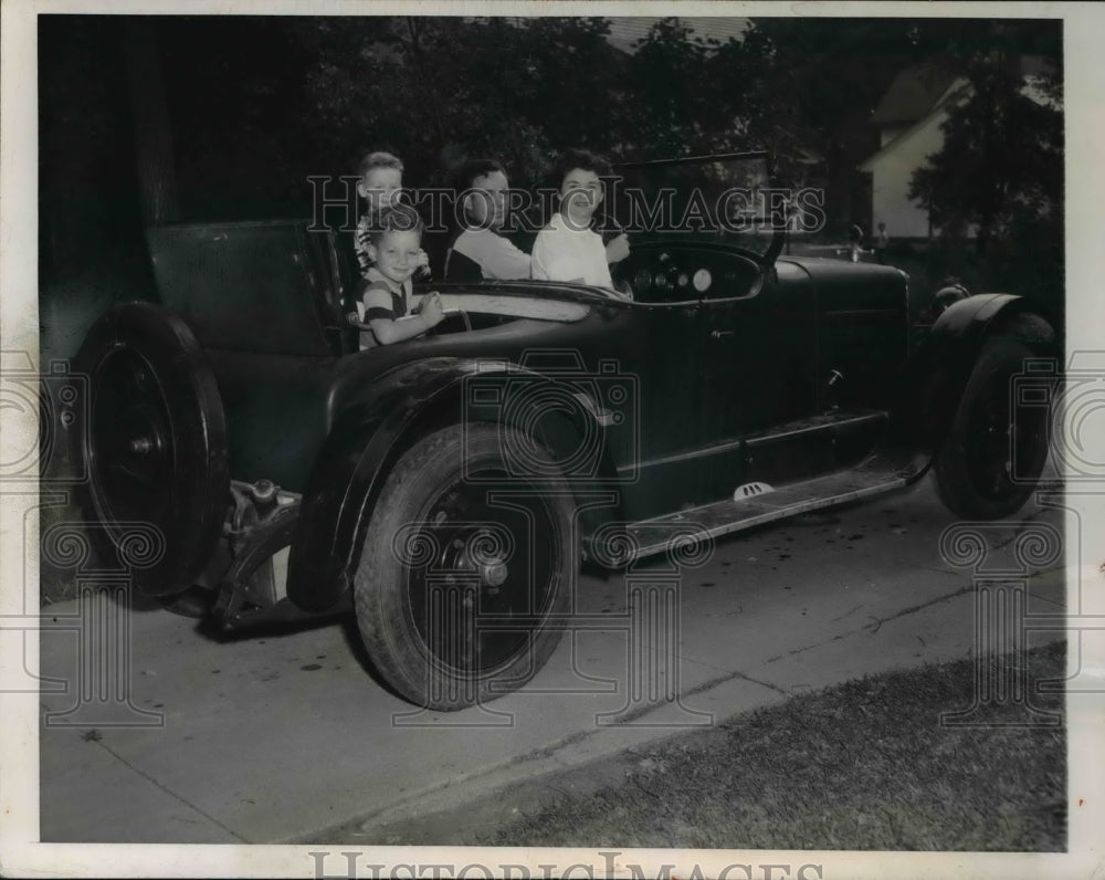 1950 Press Photo Thomas Bowen Buys Fierke Estate Finds 1918 Wills St Clair Car