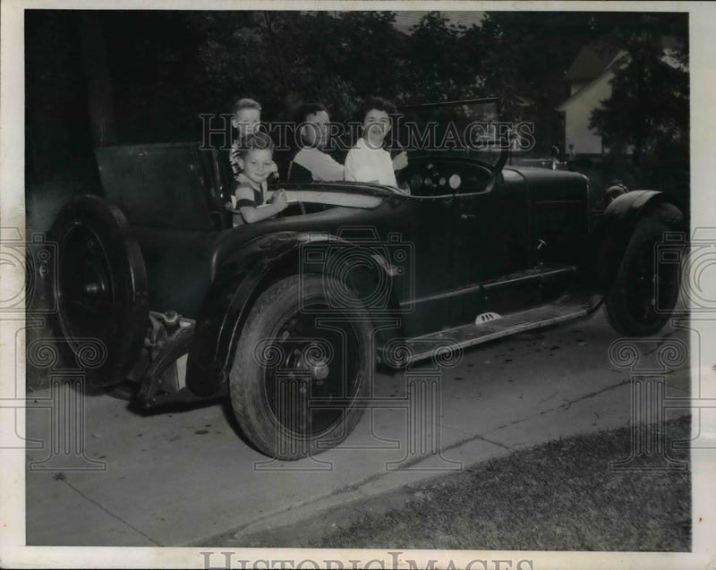 Load image into Gallery viewer, 1950 Press Photo Thomas Bowen Buys Fierke Estate Finds 1918 Wills St Clair Car
