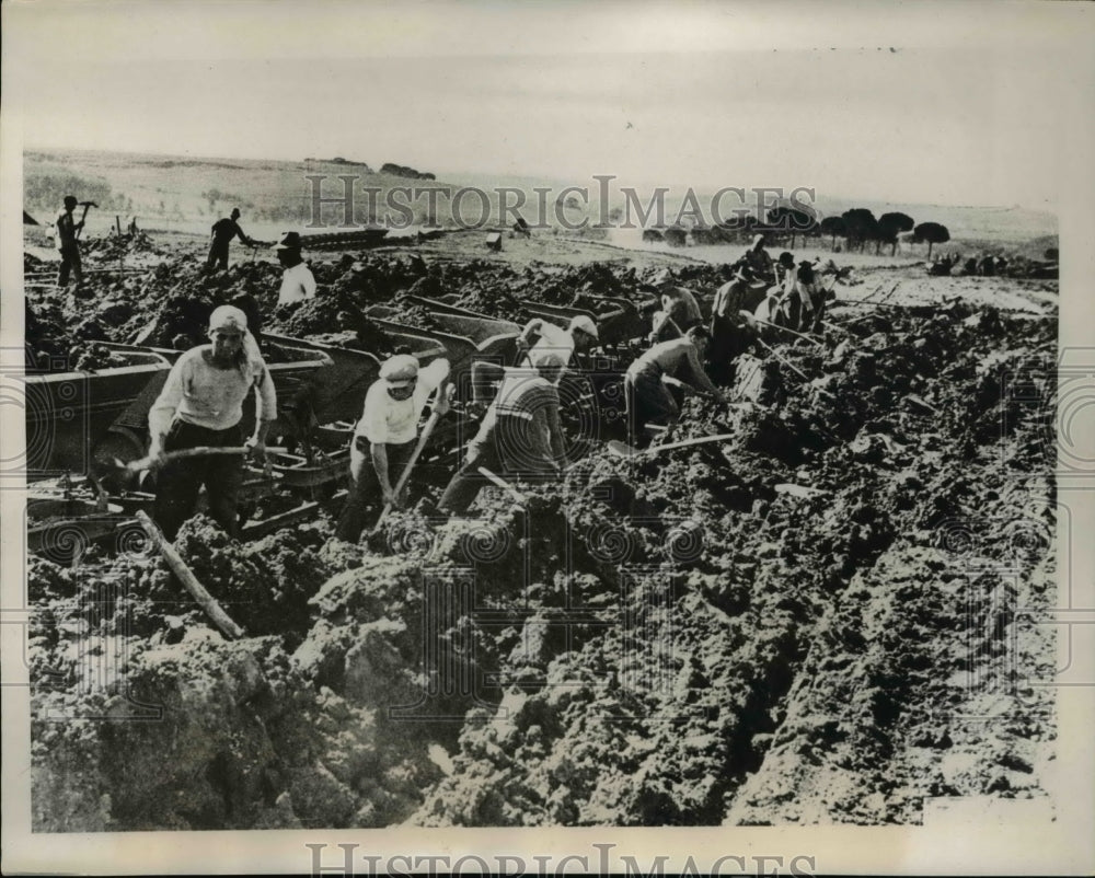 1937 Press Photo Italian Workers Being Excavation of Universal Exposition Rome