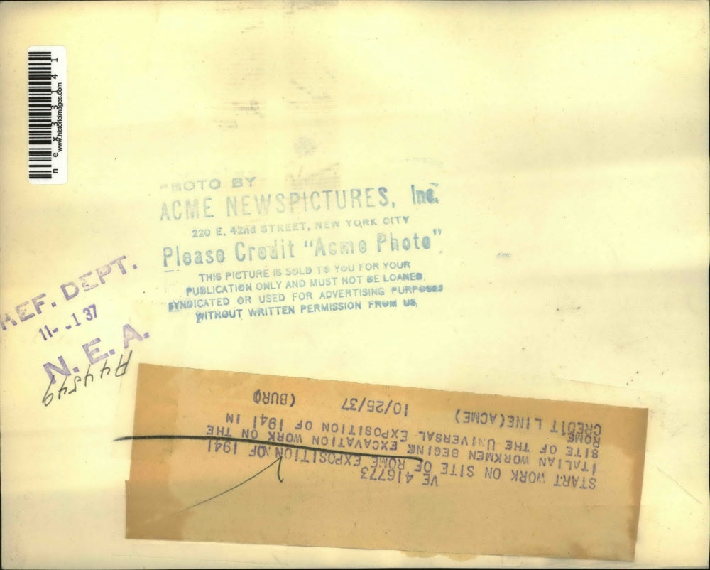 1937 Press Photo Italian Workers Being Excavation of Universal Exposition Rome