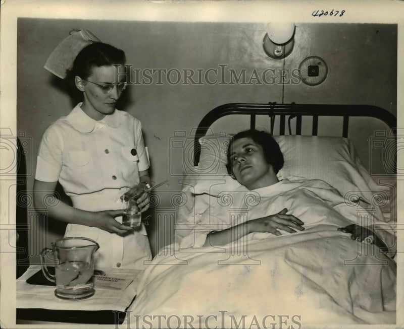 Load image into Gallery viewer, 1937 Press Photo Isabelle Thomasson Injured in Train Wreck &amp; Nurse Helen Smith
