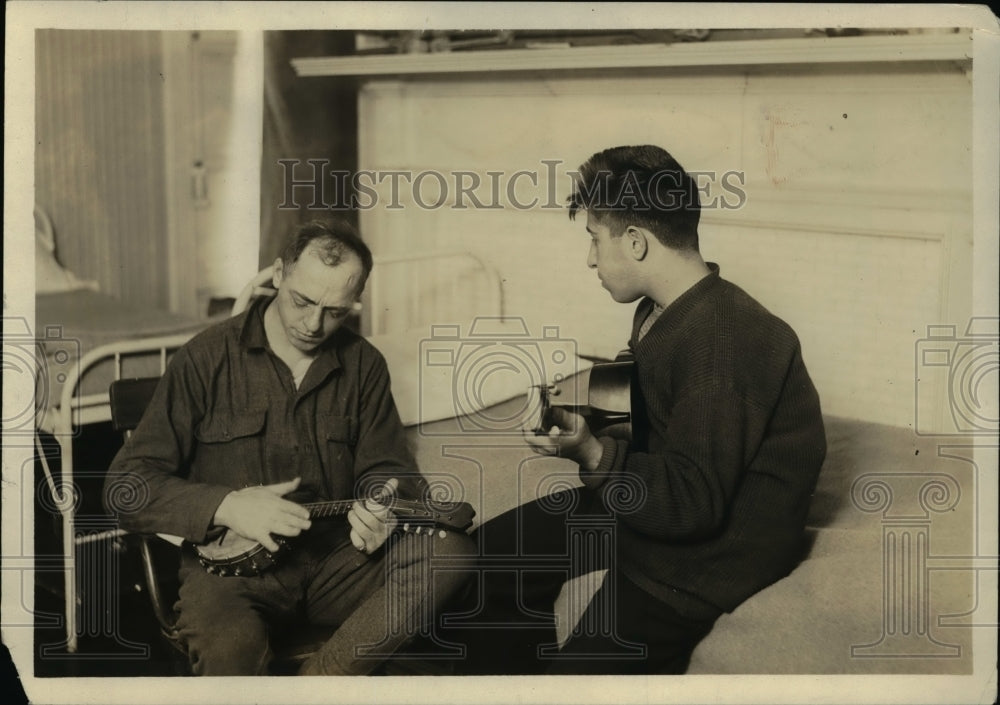 1919 Press Photo Blind Soldier & Sailor in US Hospital Baltimore - nex33176