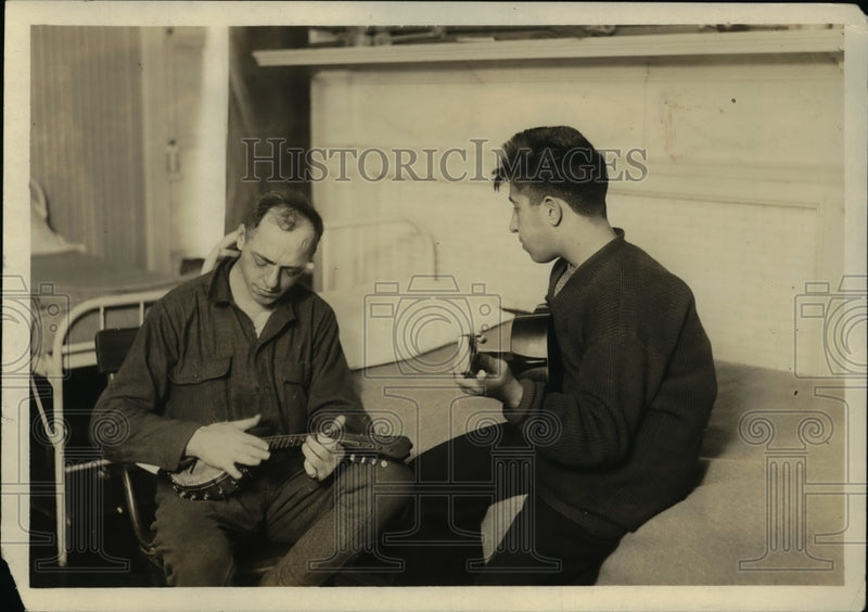 Load image into Gallery viewer, 1919 Press Photo Blind Soldier &amp; Sailor in US Hospital Baltimore - nex33176
