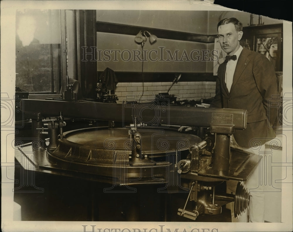 1926 Press Photo Circular Dividing Machine US Bureau of Standards C D Shepard