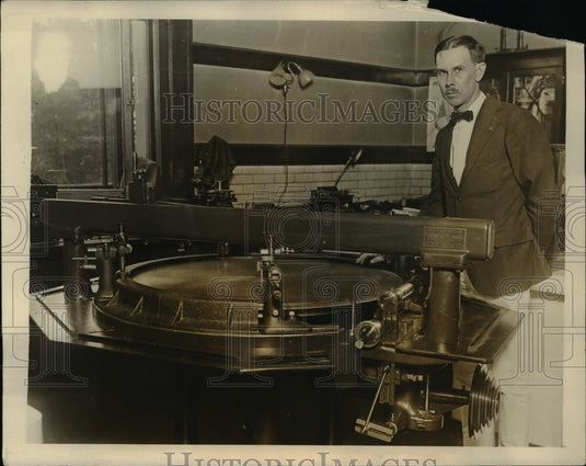 1926 Press Photo Circular Dividing Machine US Bureau of Standards C D Shepard
