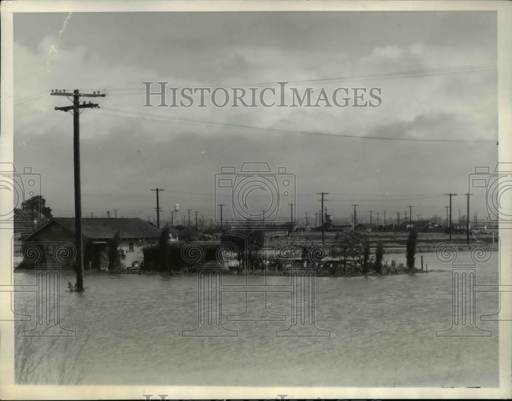1935 Press Photo Scenes in Los Angeles Due To Flooding Marooned Family