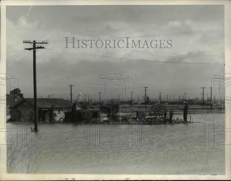 Load image into Gallery viewer, 1935 Press Photo Scenes in Los Angeles Due To Flooding Marooned Family
