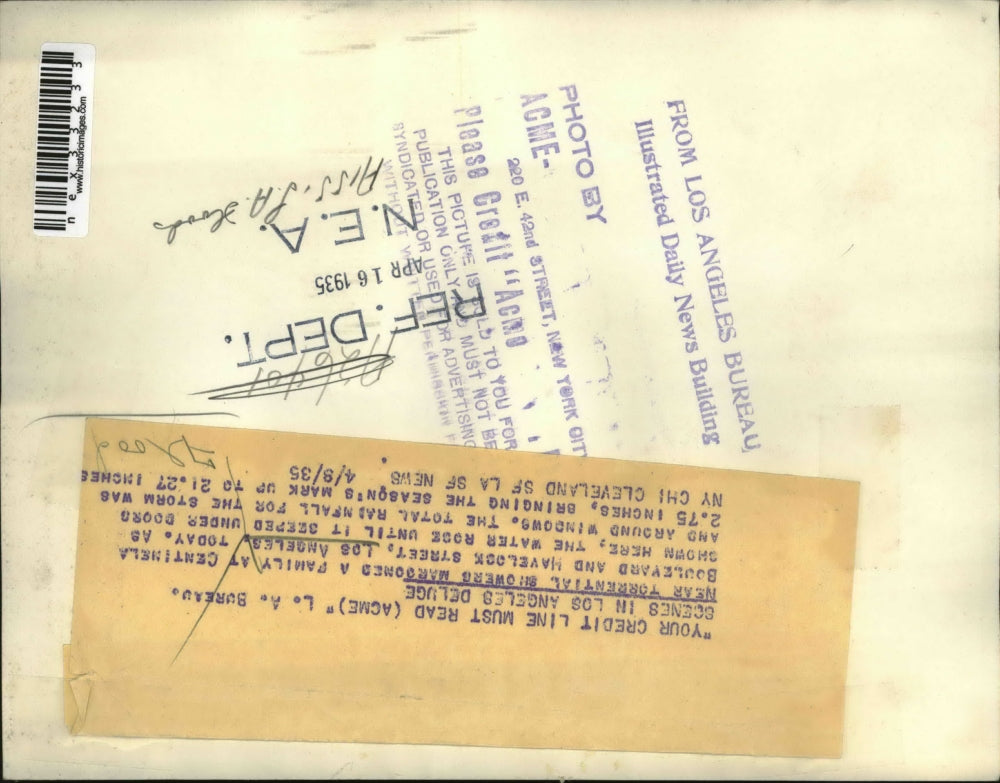 1935 Press Photo Scenes in Los Angeles Due To Flooding Marooned Family