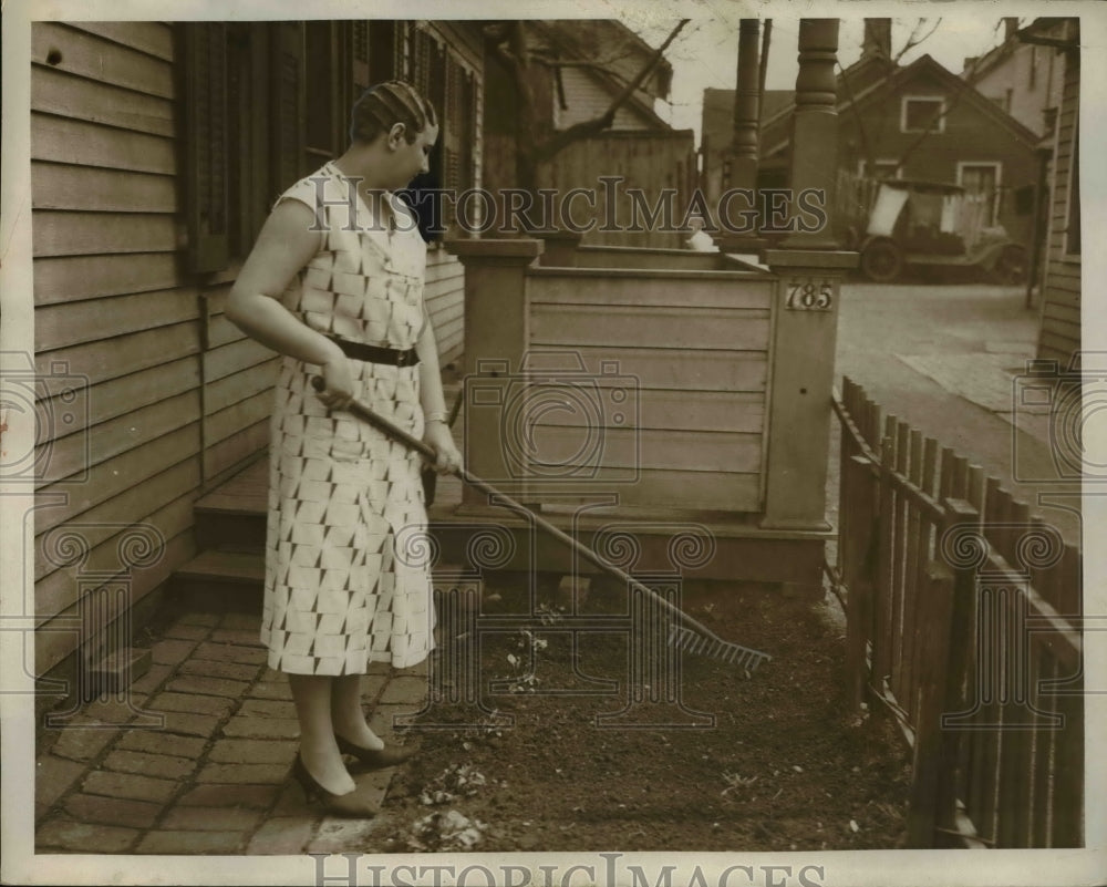 1932 Press Photo Miss Olive Buyer's Flower Garden 10 Feet by 3 Feet