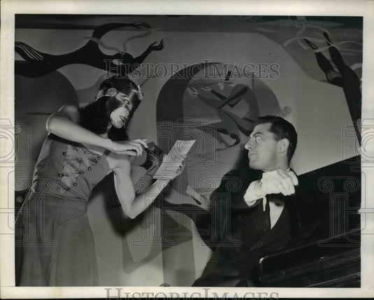 1944 Press Photo Composer Gabriel Strikes Chord of Concerto & Kaye Perform- Historic Images