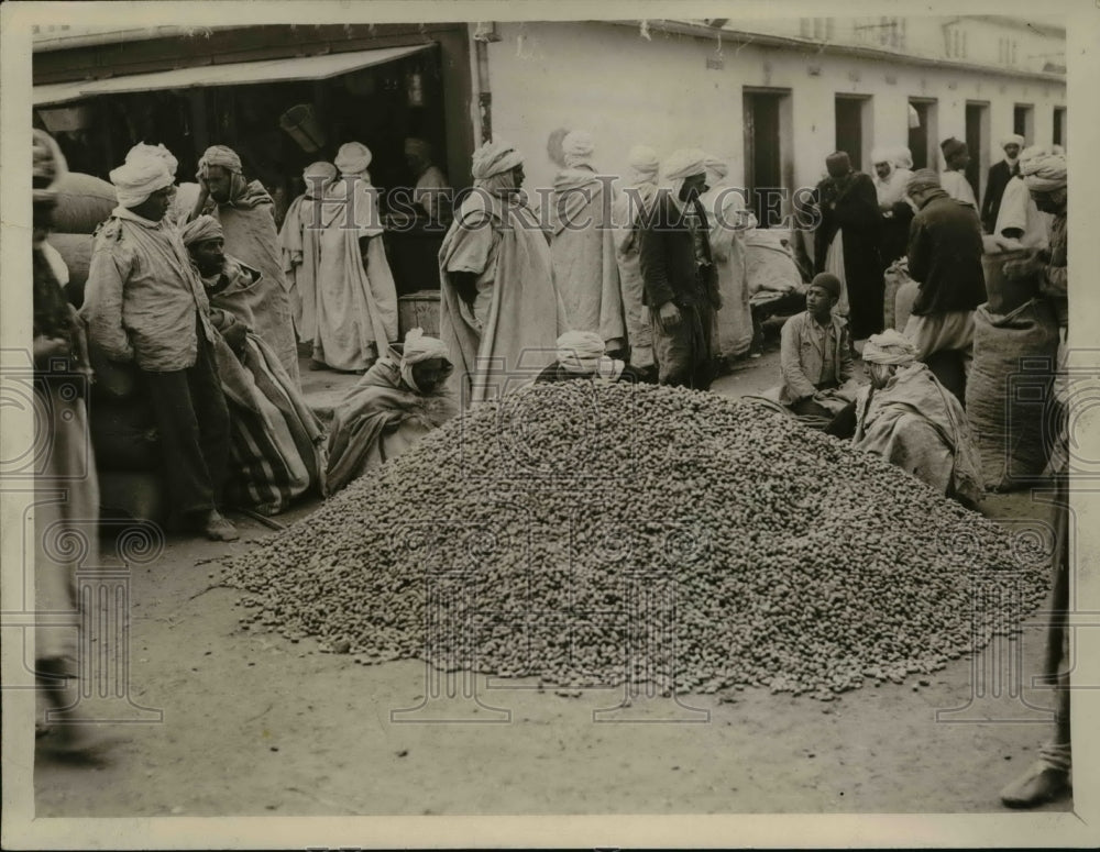 1929 Press Photo Native Market at Biskra Algeria Huge Pile of Dates