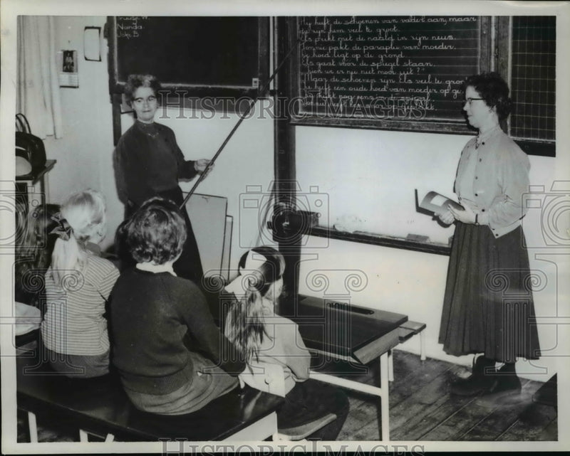 Load image into Gallery viewer, 1960 Press Photo School Teacher Twins A J M Unkraut St Johanna School Amsterdam
