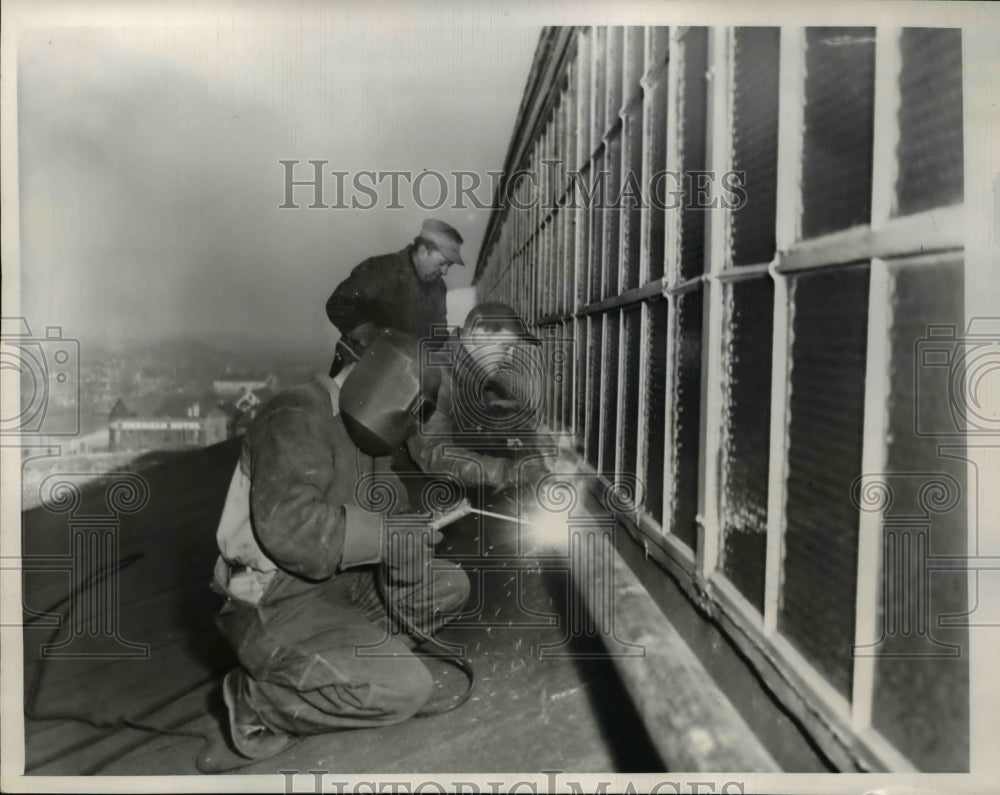 1952 Press Photo International Amphitheater Construction EI Macafee Welder