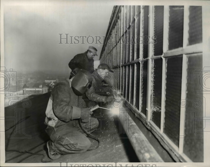 Load image into Gallery viewer, 1952 Press Photo International Amphitheater Construction EI Macafee Welder
