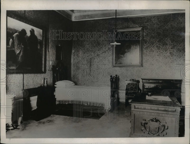 Load image into Gallery viewer, 1937 Press Photo Simple Room in Vatican City Which the Pope Resides In
