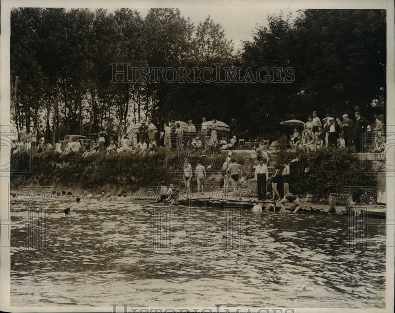 Load image into Gallery viewer, 1938 Press Photo Parisians Play Swimming in the Marne As War Cloud Gathers
