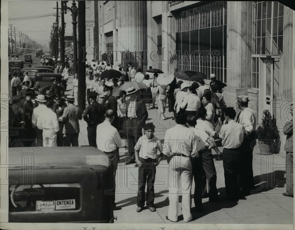 1934 Press Photo Strikers at Mission Hosiery Mills Los Angeles