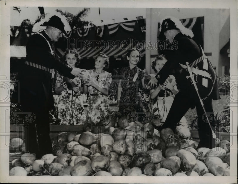 Load image into Gallery viewer, 1937 Press Photo Knights Temple Members Form All Over Country Annual Convention
