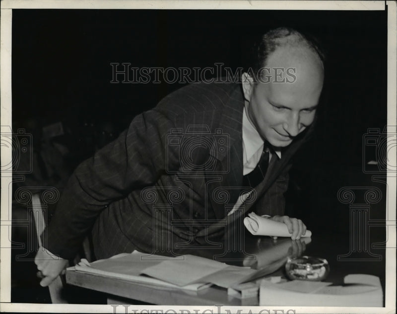 Load image into Gallery viewer, 1941 Press Photo John L Wheeler Investigates Un American Activities Los Angeles
