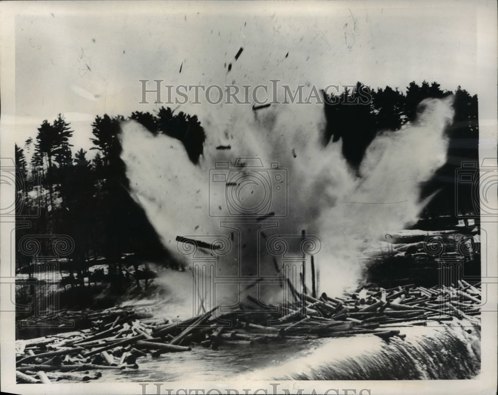 1947 Press Photo Moose River Fall Logs Freed By Dynamite