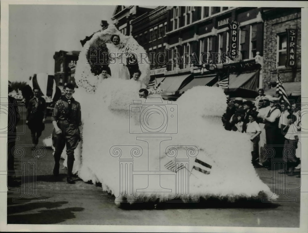 1936 Press Photo Apple Blossom Queen Lefa Brigden in New York Festival Parade