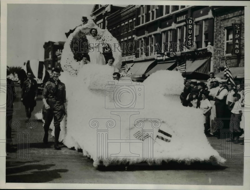 Load image into Gallery viewer, 1936 Press Photo Apple Blossom Queen Lefa Brigden in New York Festival Parade
