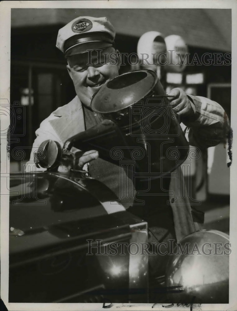1934 Press Photo Filling radiator - nex33653