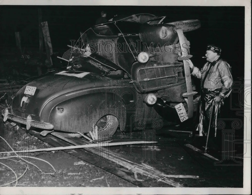 1950 Press Photo American Legionaire Clark Zimmerman & cars hit by tornado
