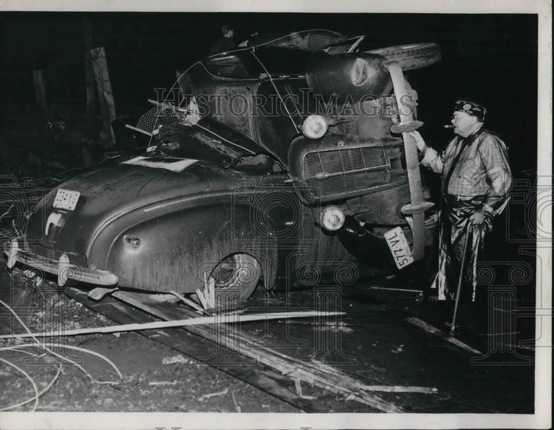 Load image into Gallery viewer, 1950 Press Photo American Legionaire Clark Zimmerman &amp; cars hit by tornado
