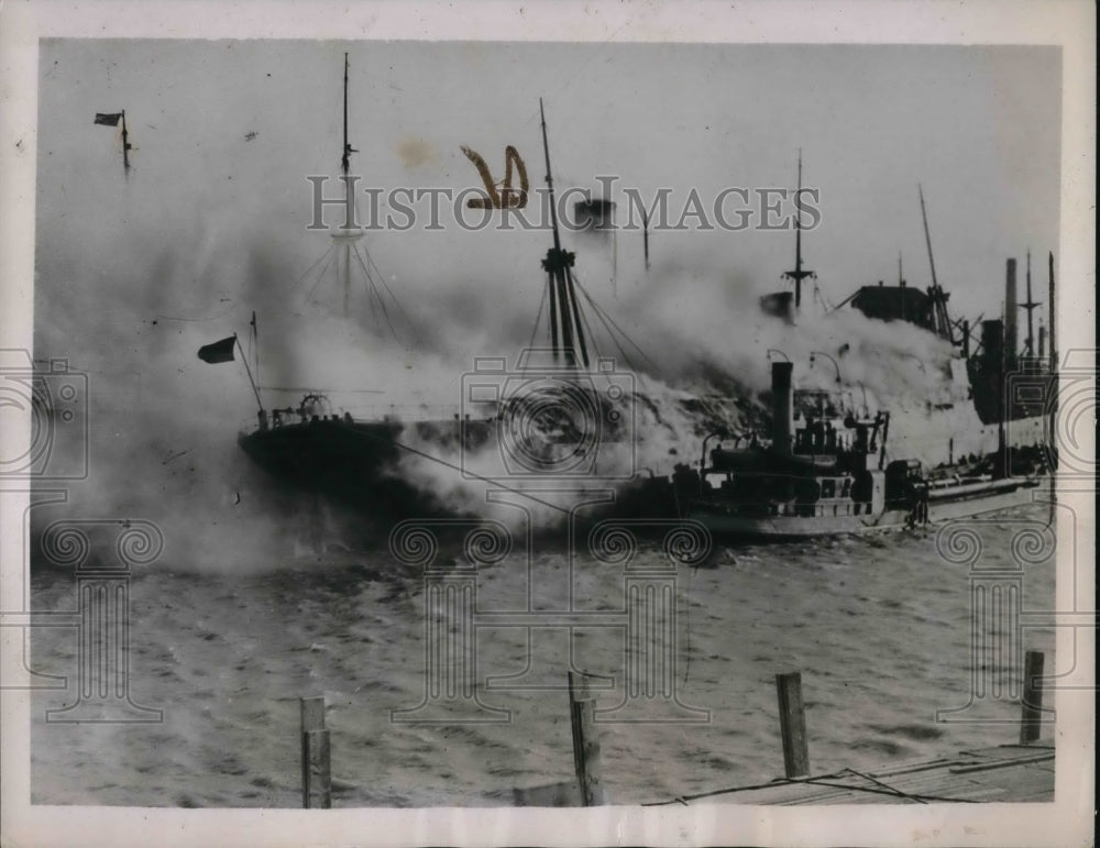 1945 Press Photo Spanish Steamer Burns In Stalbridge Dock Garston Liverpool