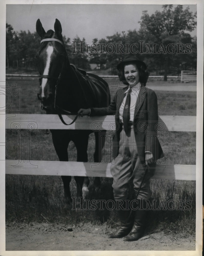 1940 Press Photo Ruth Milliken & Dude,Grand Marshall in National Cherry Festival