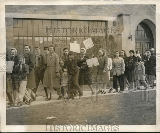 1946 Press Photo Pupils & parents of Dearbon's Brainyard school on strike