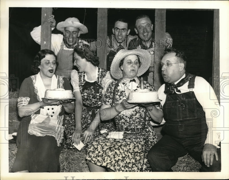 Load image into Gallery viewer, 1938 Press Photo Mr. &amp; Mrs. Thad Brown, Mrs. Lindsey, Mrs. Ralph Brewster, White
