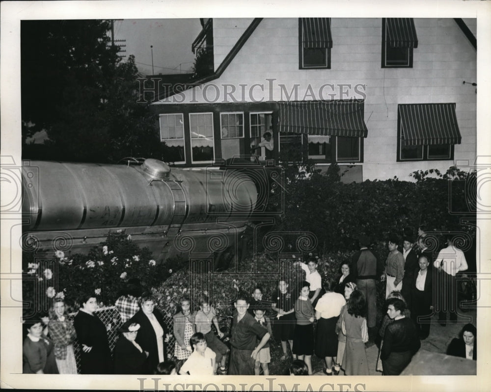 1941 Press Photo 18 ton milk truck plunge into the home of Samuel Butterworth
