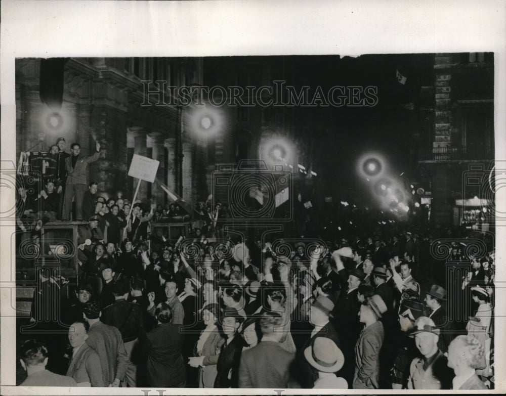 1935 Press Photo Trucks load of cheering fascists, celebrating Italian advance