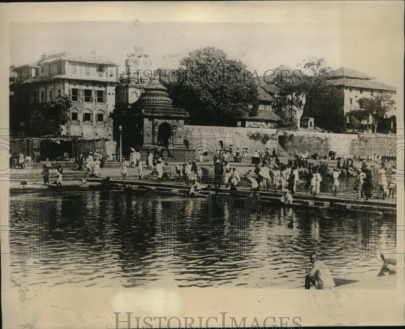 Load image into Gallery viewer, 1930 Press Photo Holy bathing place in Godavery river or Hindus at Nasik
