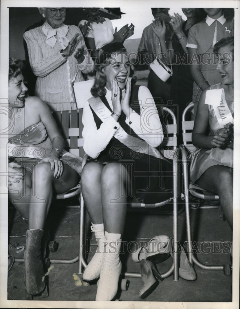 Load image into Gallery viewer, 1957 Press Photo Miami Beach Fla Joan D Zazula Roller skate champion
