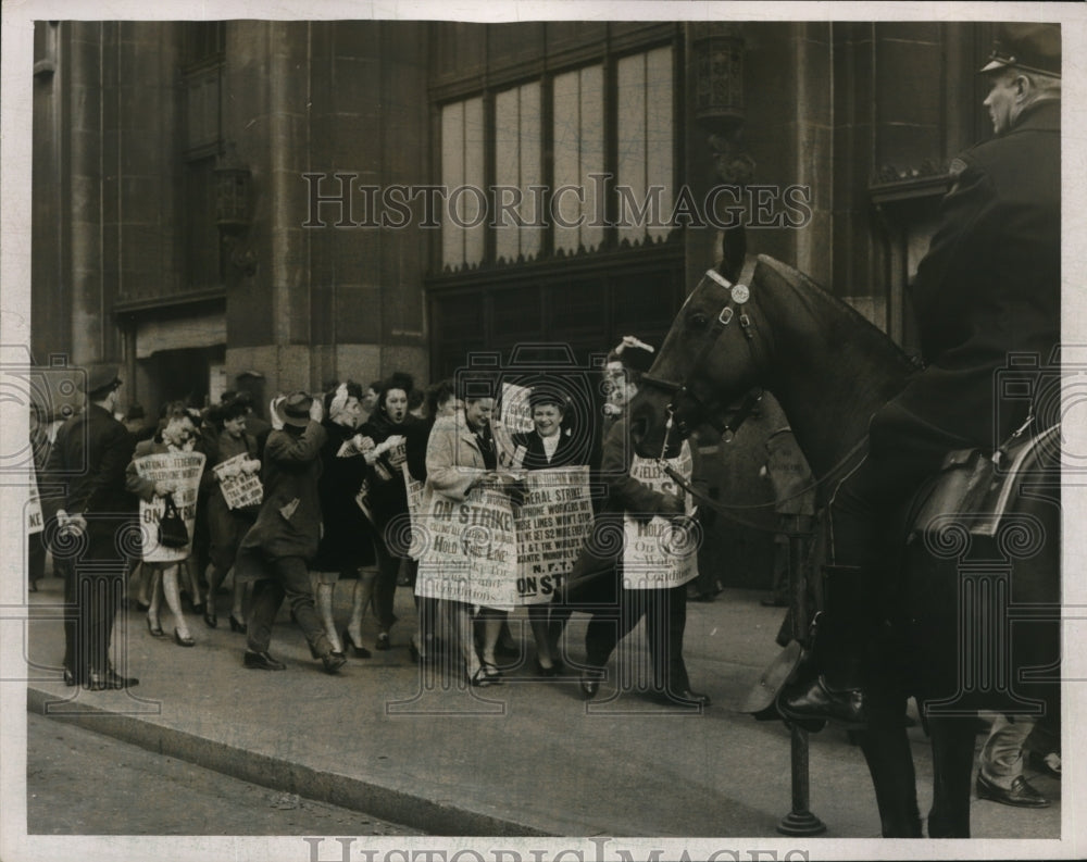 1947 Press Photo Telephone workers on the Windy picket line.