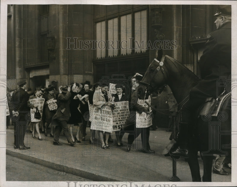 Load image into Gallery viewer, 1947 Press Photo Telephone workers on the Windy picket line.
