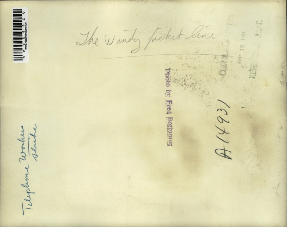 1947 Press Photo Telephone workers on the Windy picket line.