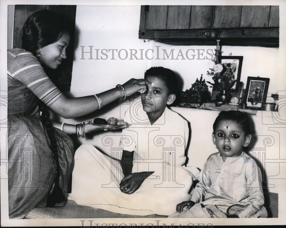 1959 Press Photo Celebrating Hindu&#39;s Fesitval of Brothers&#39; day in Dacca, East- Historic Images