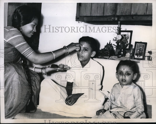 1959 Press Photo Celebrating Hindu's Fesitval of Brothers' day in Dacca, East- Historic Images