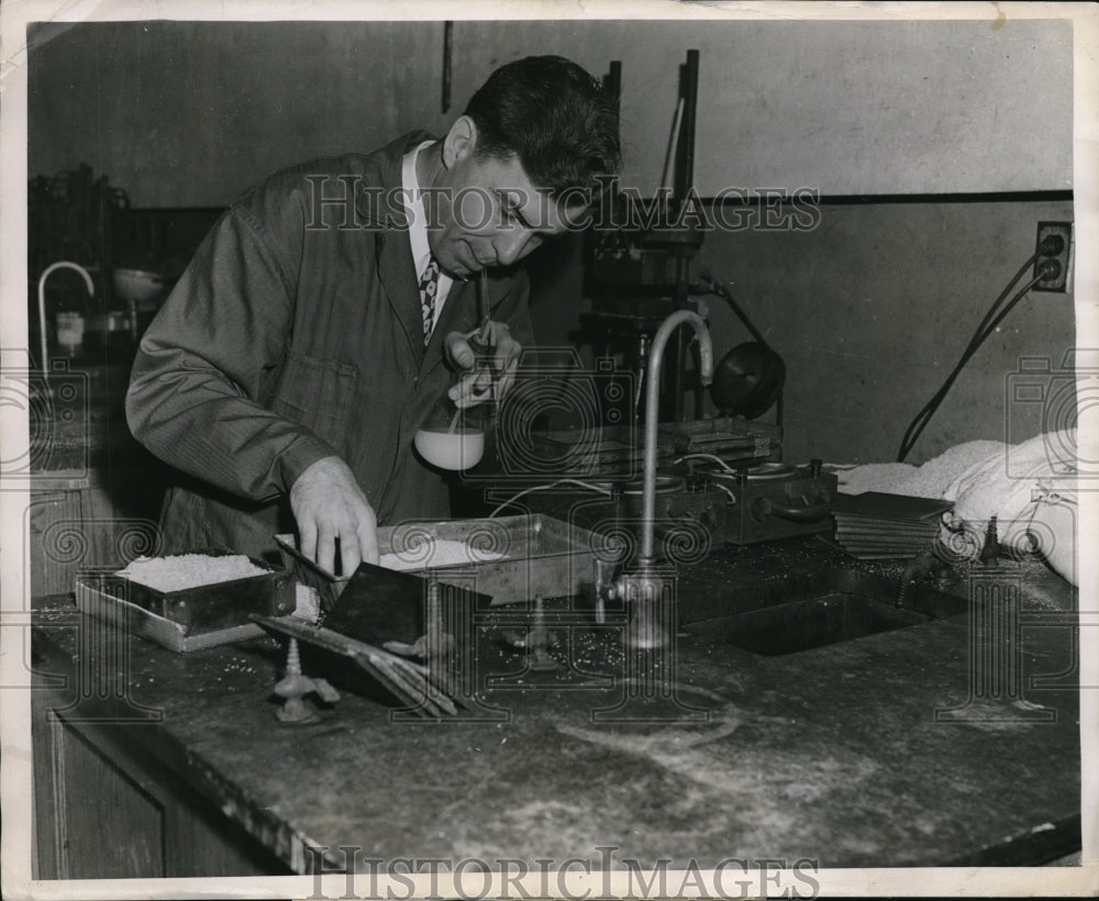 1945 Press Photo Dr. Donald F. Othmer at Polytechnic Institute of Brooklyn.
