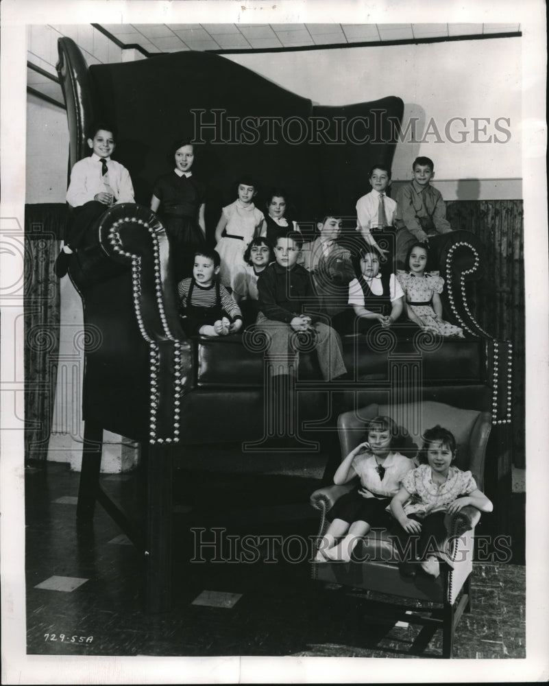 1955 Press Photo Twelve Children Fit Largest Upholstered Leather Chair