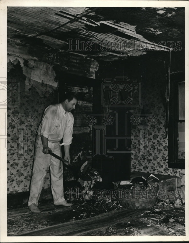 Load image into Gallery viewer, 1939 Press Photo Joe Flanagan, Stage Coach Inn Manager Cleaning Up After Fire
