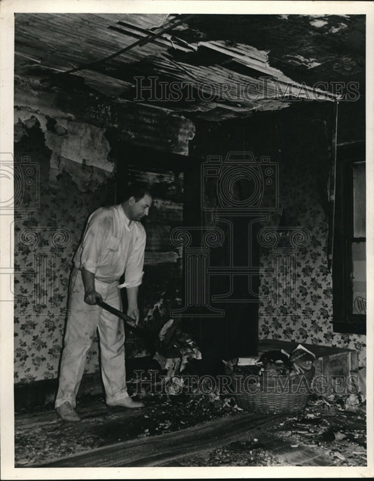 1939 Press Photo Joe Flanagan, Stage Coach Inn Manager Cleaning Up After Fire